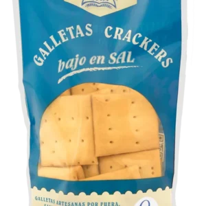 Galletas artesanas sin sal añadida, finas y crujientes, elaboradas sin conservantes ni aditivos, sobre bandeja metálica en entorno rústico.