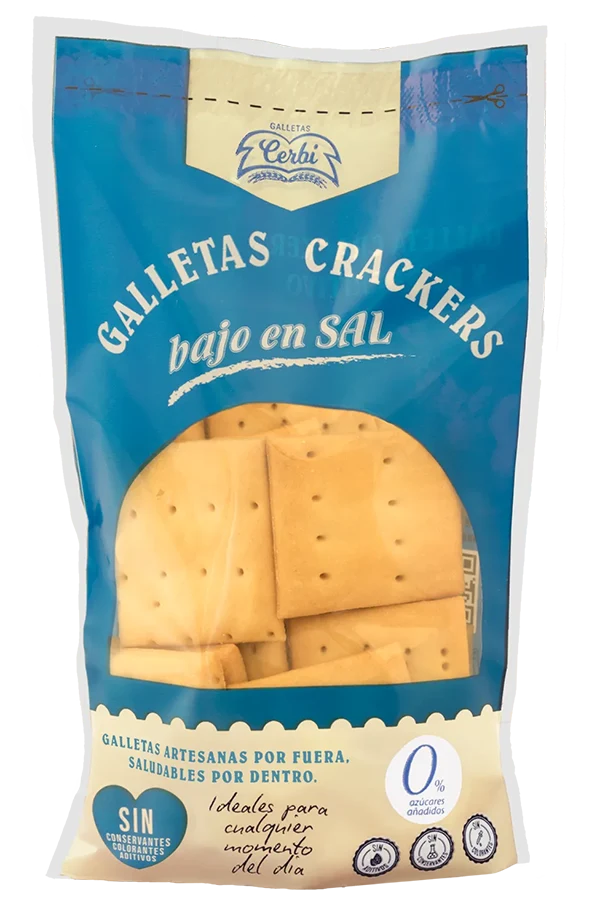 Galletas artesanas sin sal añadida, finas y crujientes, elaboradas sin conservantes ni aditivos, sobre bandeja metálica en entorno rústico.